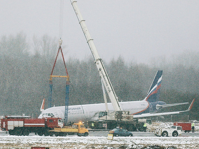 俄罗斯一客机雪天降落滑出跑道 致3人轻伤