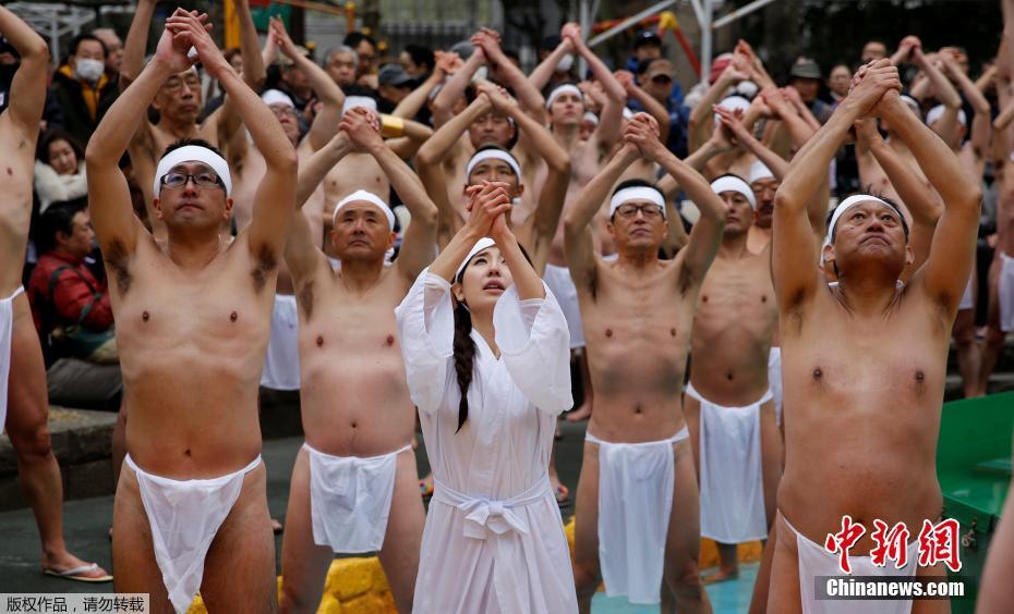 日本民众不畏严寒 穿肚兜布参加冰浴仪式求好运