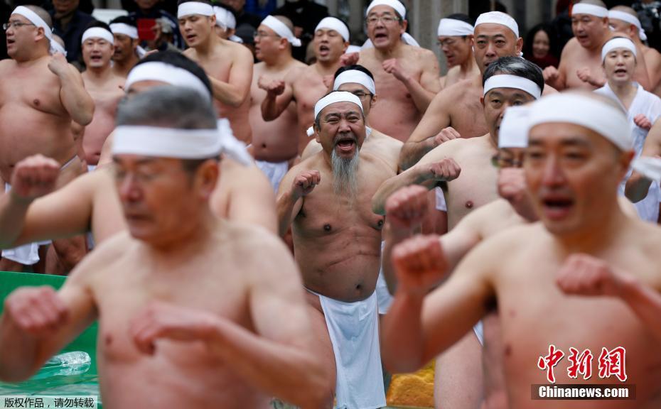 日本民众不畏严寒 穿肚兜布参加冰浴仪式求好运