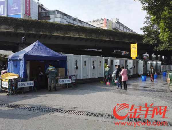广州火车站西广场上有20座智能型流动公厕