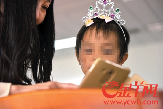 小叶在医院办公室里跟义工一起玩耍 小叶在医院办公室里跟义工一起玩耍