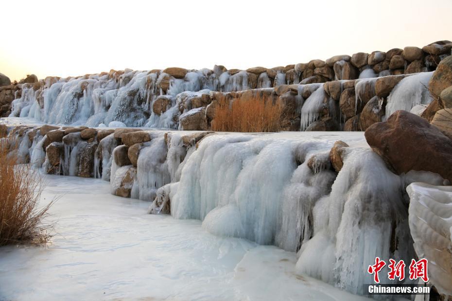 冰瀑奇观！甘肃戈壁“三九”寒天现冰瀑美景