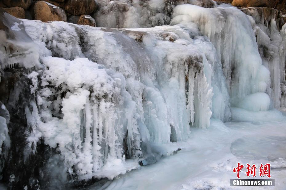 冰瀑奇观！甘肃戈壁“三九”寒天现冰瀑美景