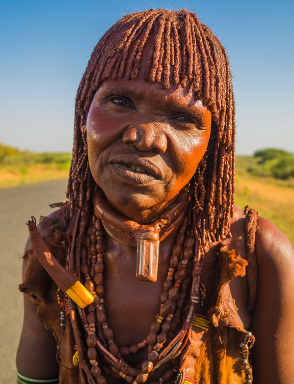 非洲原始部落独特风俗：唇盘越大越美