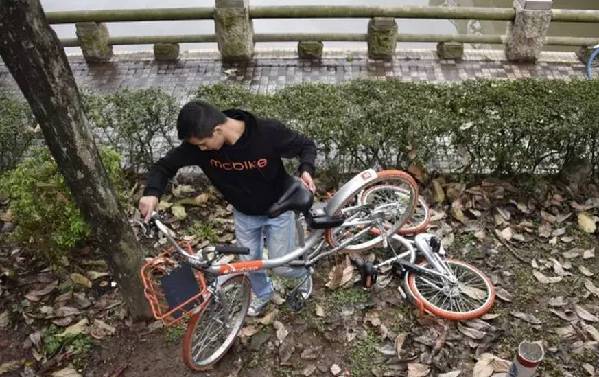 又见扔单车!酒店保安把多辆摩拜扔下河堤!