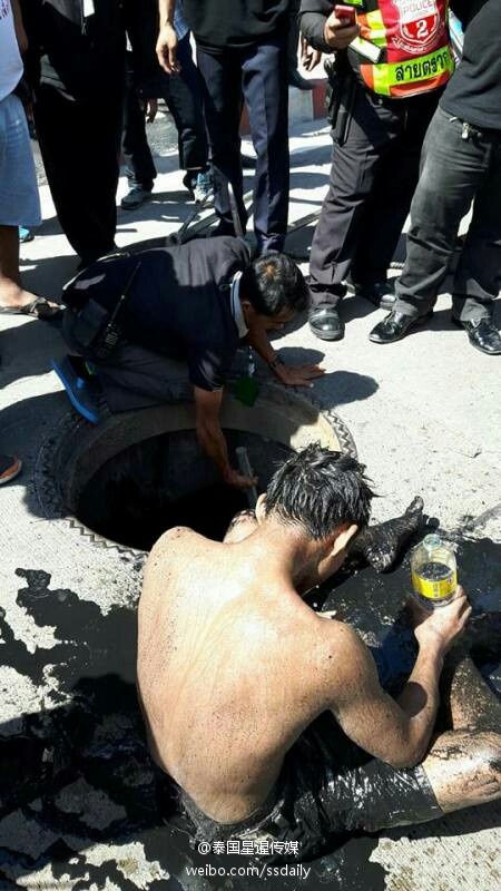 男子为捡勺子下河寻找被冲入水道 城管开井盖救出