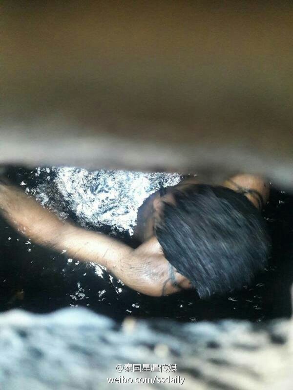 男子为捡勺子下河寻找被冲入水道 城管开井盖救出