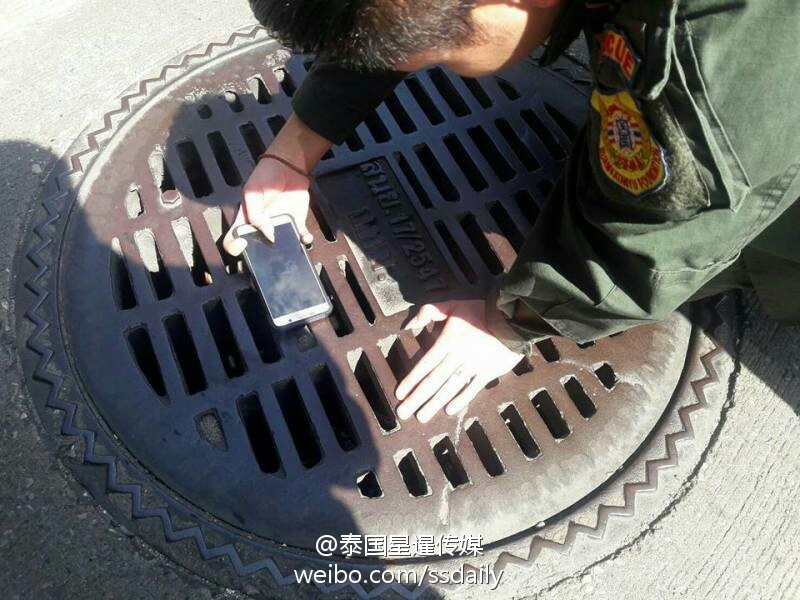 男子为捡勺子下河寻找被冲入水道 城管开井盖救出