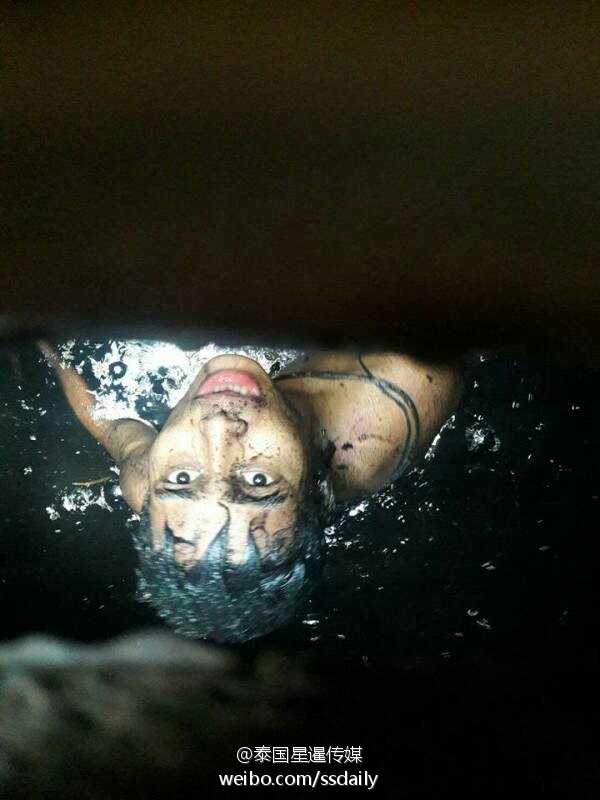 男子为捡勺子下河寻找被冲入水道 城管开井盖救出