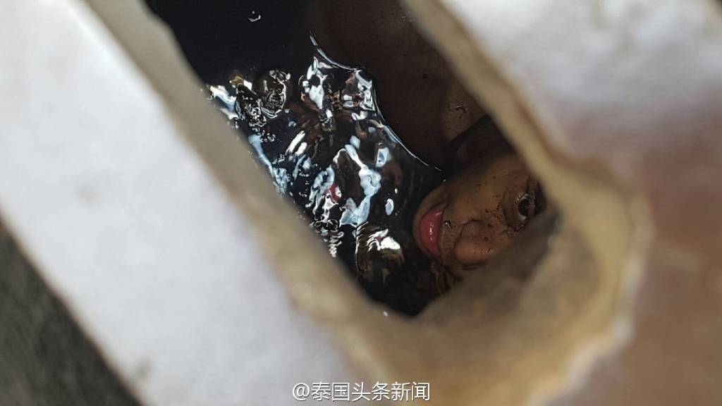 男子为捡勺子下河寻找被冲入水道 城管开井盖救出