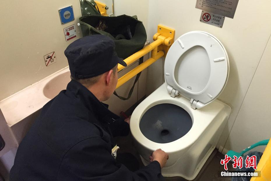 探访列车“掏粪工”：一天检修200个集便器