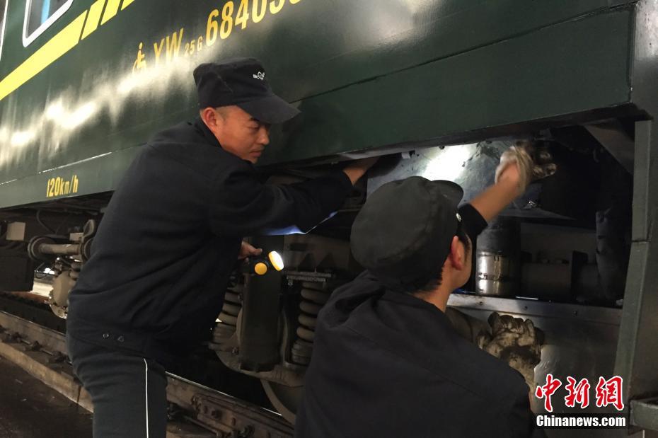 探访列车“掏粪工”：一天检修200个集便器