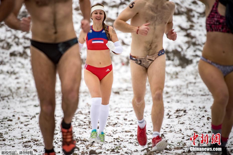塞尔维亚举办雪地“内裤跑” 民众在零下气温中参与