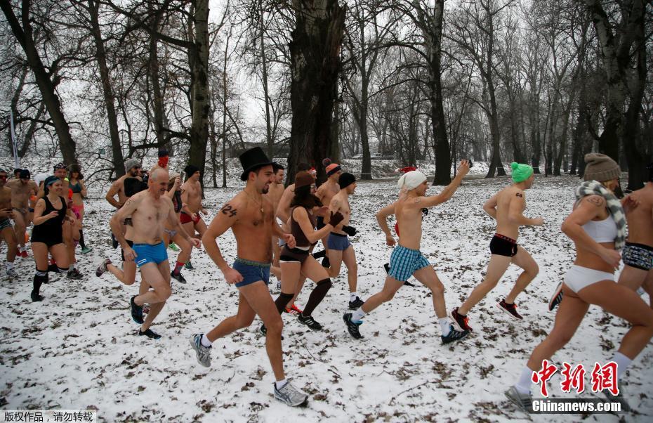 塞尔维亚举办雪地“内裤跑” 民众在零下气温中参与