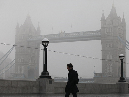 伦敦发布严重雾霾警告 多架航班取消