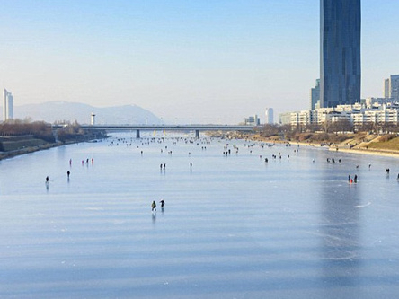 多瑙河30年来第二次结冰 成滑冰天堂