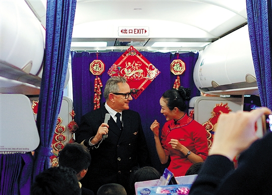 1月29日，3U8208航班上，墨西哥籍机长佩德罗为旅客送祝福