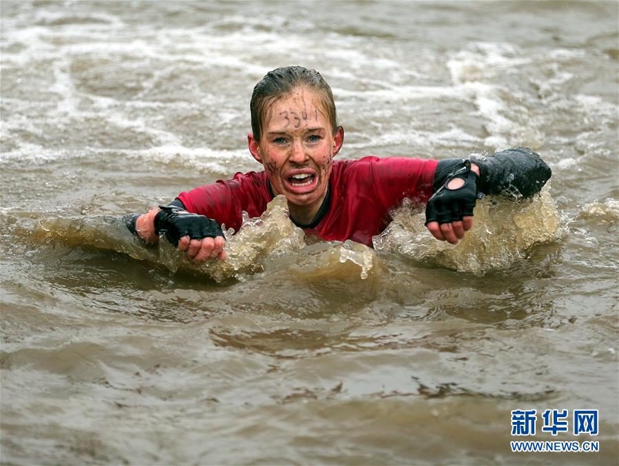 图片直击：英国“硬汉”挑战赛穿火海、过泥地