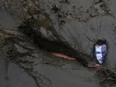图片直击：英国“硬汉”挑战赛穿火海、过泥地