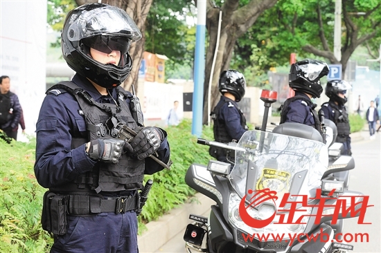 广州特警精英——闪电突击队在街上巡逻,让欢度春节的市民安全感大增