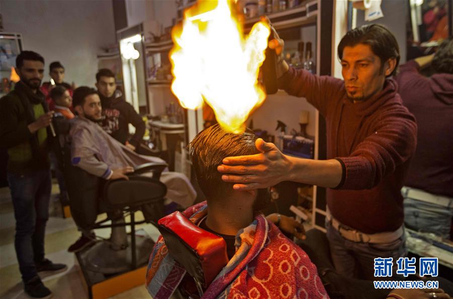 美发师“玩火”拉直头发