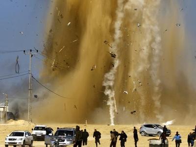 以色列空袭哈马斯加沙据点 爆炸瞬间尘土飞扬