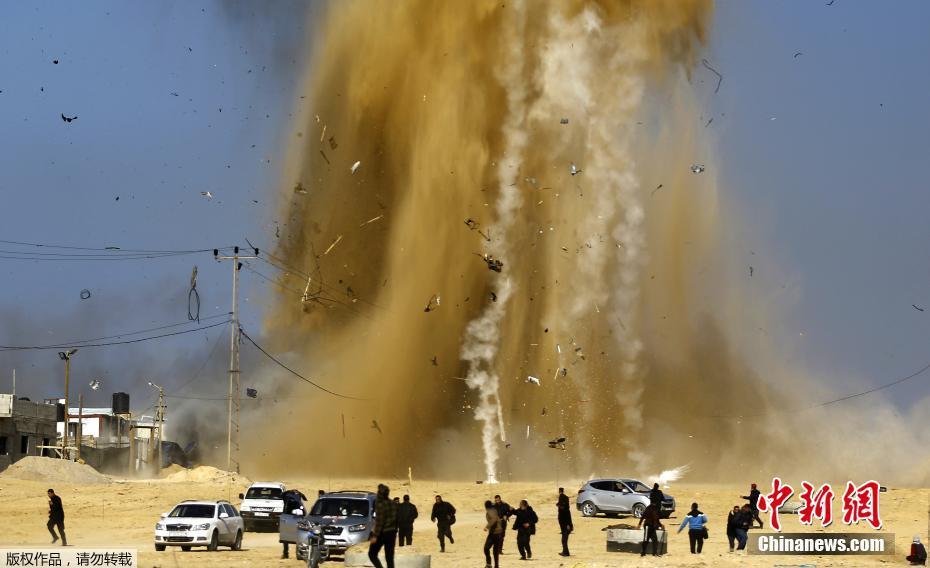 以色列空袭哈马斯加沙据点 爆炸瞬间尘土飞扬