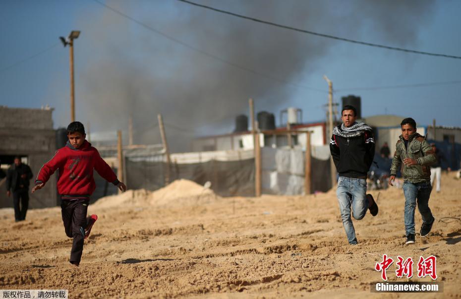 以色列空袭哈马斯加沙据点 爆炸瞬间尘土飞扬