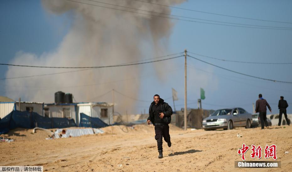 以色列空袭哈马斯加沙据点 爆炸瞬间尘土飞扬