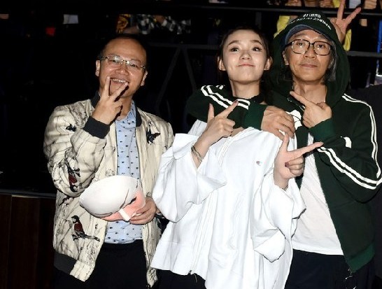 很亲密！林允获周星驰搂脖子合影