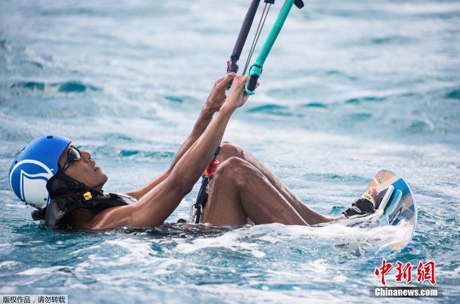 奥巴马卸任后海岛度假 与富豪朋友一起风筝冲浪