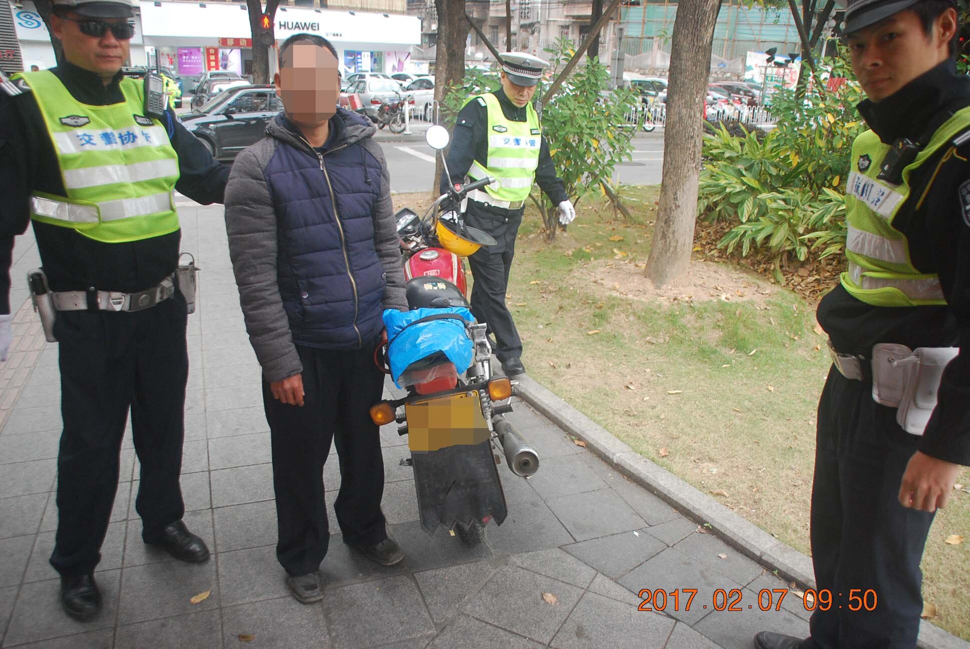 男子无证驾驶多次违法摩托车强行冲卡