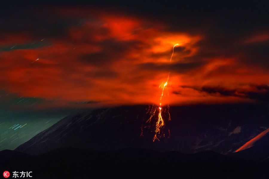 亚欧大陆最高火山喷发壮景 岩浆点亮黑夜