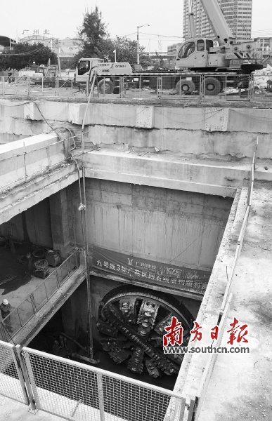 随着巨大的盾构机刀盘破洞而出,广州地铁九号线广州北站--花城路站区间隧道于1月18日双线贯通