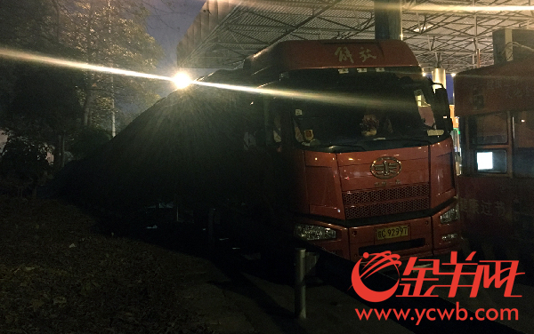 刹车失灵,装满布匹平板车一头撞进广州华快收