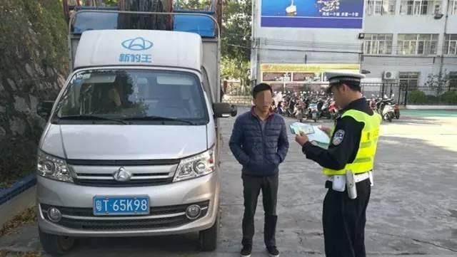 中山一货车在珠海3次冲卡 交警追3条街发现搞笑秘密