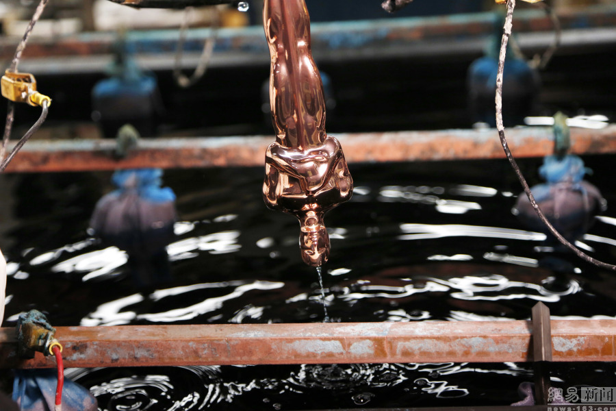 探秘奥斯卡小金人制作流程 耗时数月