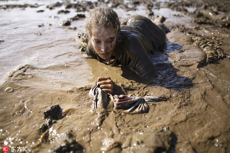 以色列少年绑沙袋穿泥塘训练体能