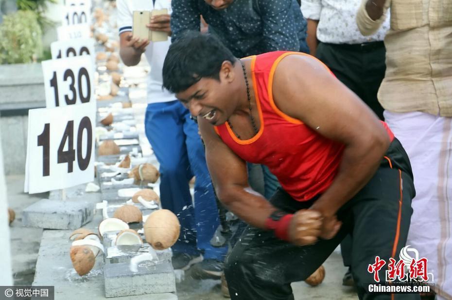 印度男子一分钟敲碎124个椰子 创造吉尼斯纪录