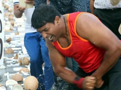 印度男子一分钟敲碎124个椰子 创造吉尼斯纪录
