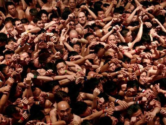 实拍日本裸祭节 数千男子肉搏抢夺幸运棒