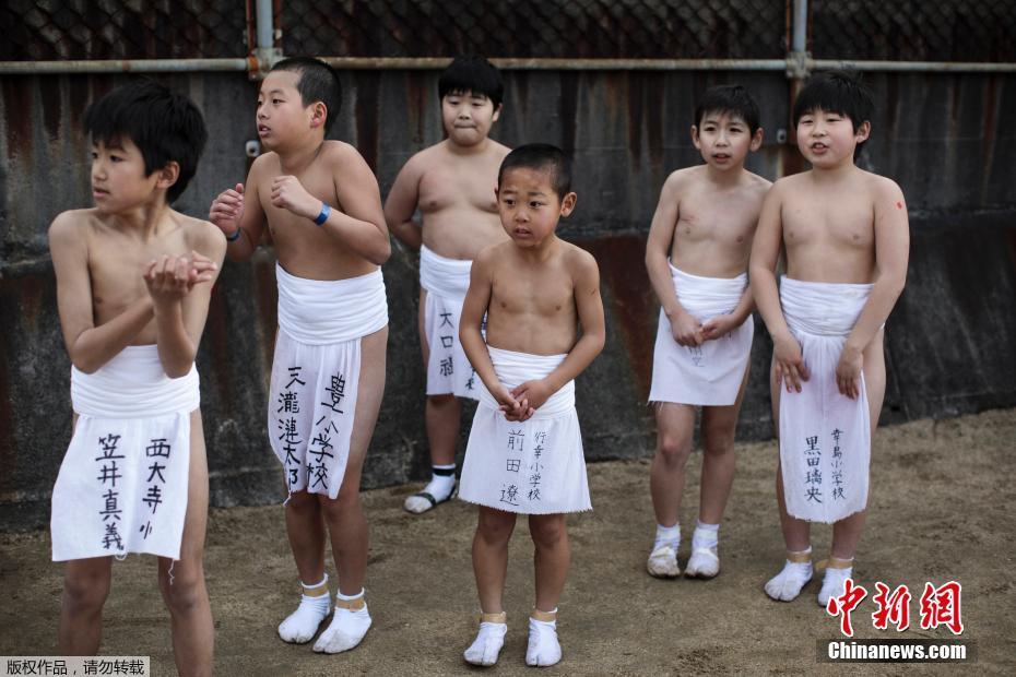 实拍日本裸祭节 数千男子肉搏抢夺幸运棒
