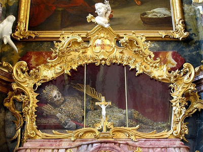 德国修道院现两具“史上最奢华骷髅”123456789
