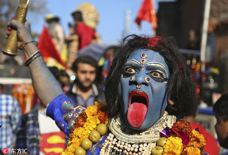 印度庆湿婆节 与毒蛇玩亲亲场面惊心