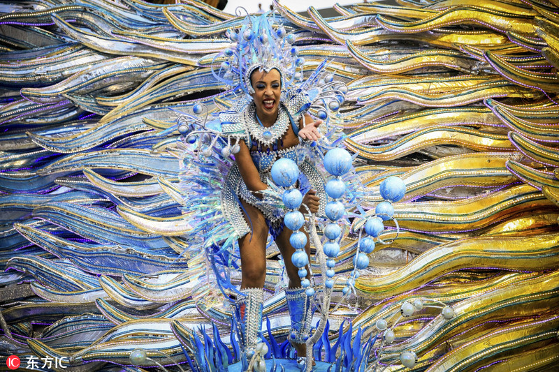 巴西狂欢节热辣吸睛 民众盛装游行