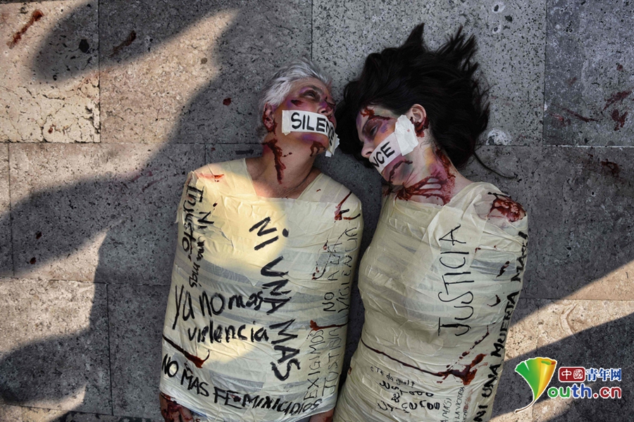 墨西哥艺术家全身裹胶带扮'尸体' 抗议杀害女性
