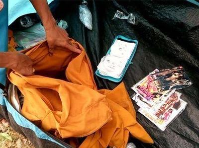 泰国僧人路边搭帐篷 喝能量饮料看色情片