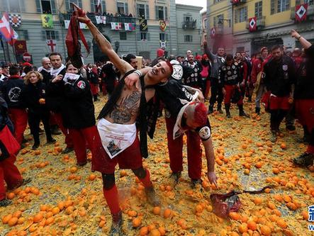 意大利小镇“橘子狂欢大战”