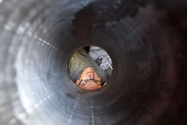 英老人躺棺材埋地下直播“死亡” 劝人珍惜生命