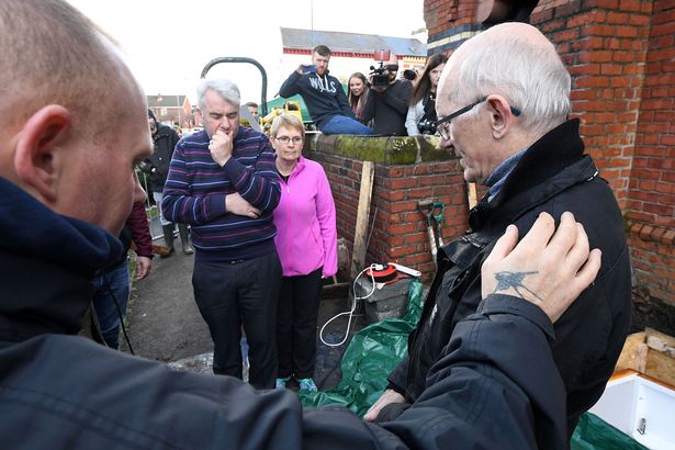 英老人躺棺材埋地下直播“死亡” 劝人珍惜生命